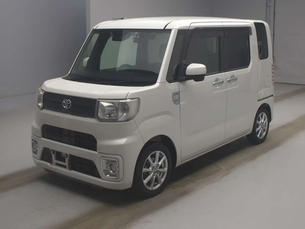 Toyota Pixis Mega LA700A 2019